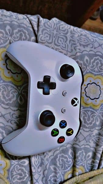 Xbox one s series  console with 2 controls 2