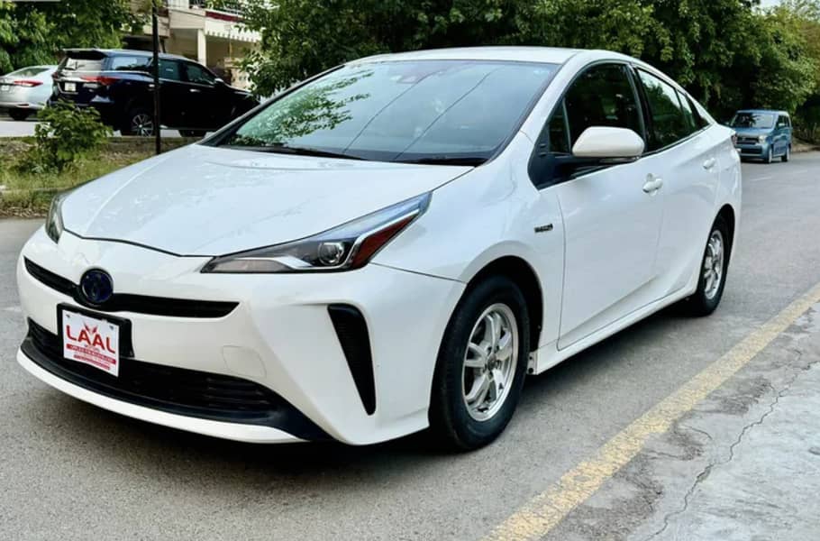 Toyota prius S E-four 1