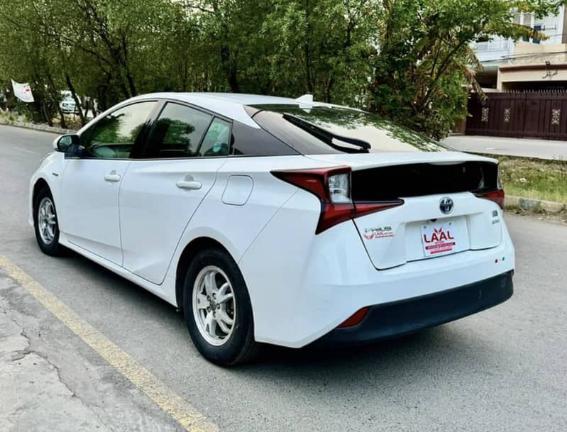 Toyota prius S E-four 7