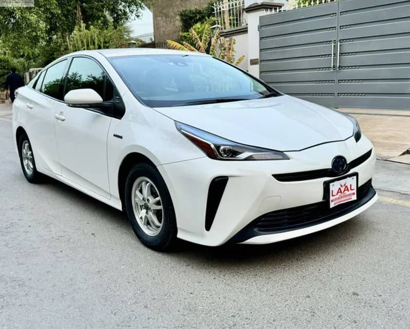 Toyota prius S E-four 8