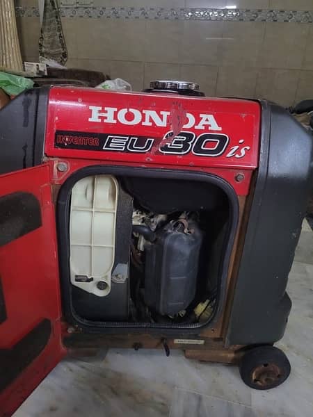 Honda EU30i portable inverter generator in new condition 3