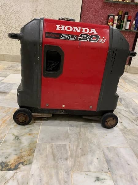 Honda EU30i portable inverter generator in new condition 4