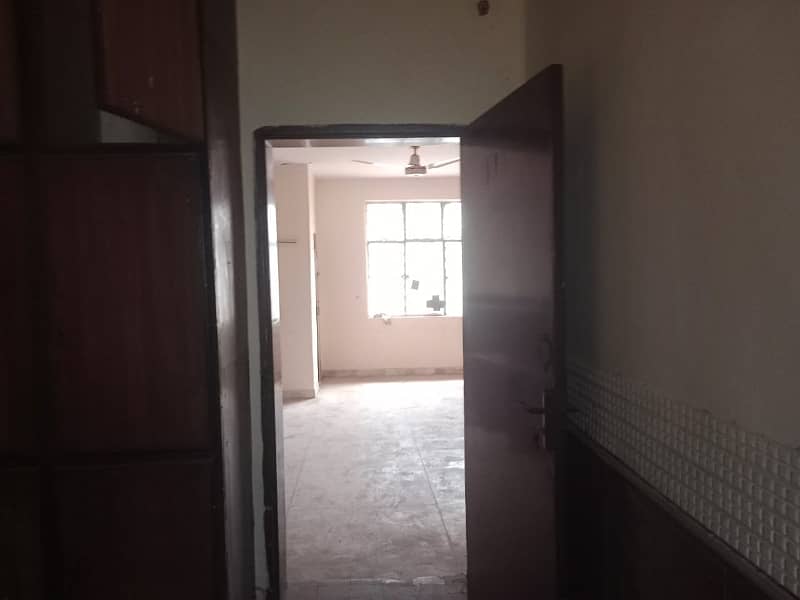 10 Marla Upper Portion For rent In Allama Iqbal Town 9