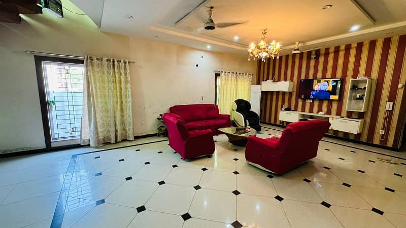 we are offering a 1 kanal house for rent in Jasmine block bahria town Lahore 19