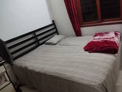 King size iron bed 0