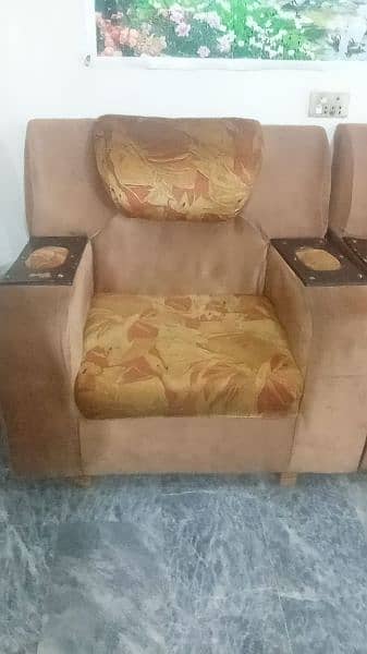 6 seater sofa in very good condition 2