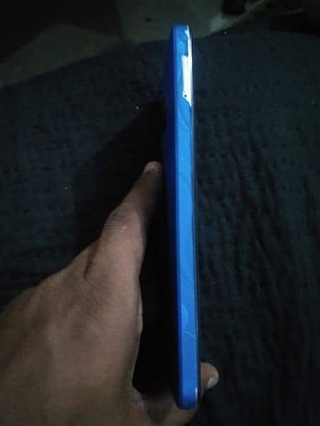 I'm selling my mobile phone tecno spark go box nd charger ha 4.64 m 1