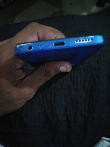 I'm selling my mobile phone tecno spark go box nd charger ha 4.64 m 3