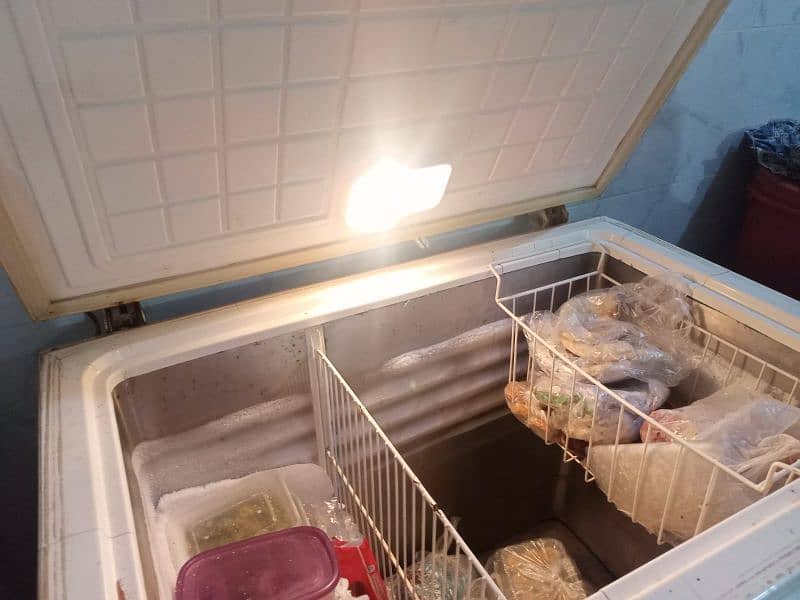 waves brand freezer in good working condition 2