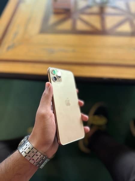 iPhone 11 Pro Max 256GB Gold Colour 8