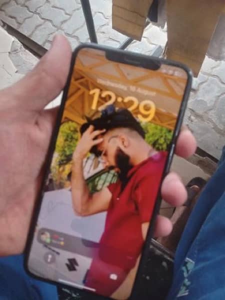 iphonexsmax hai all ok hai bass bettery change hai achi wali wo be 3