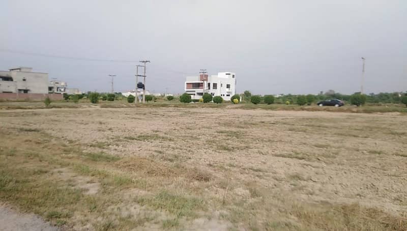 1 KANAL PLOT BLOCK D 60 FEET ROAD 11