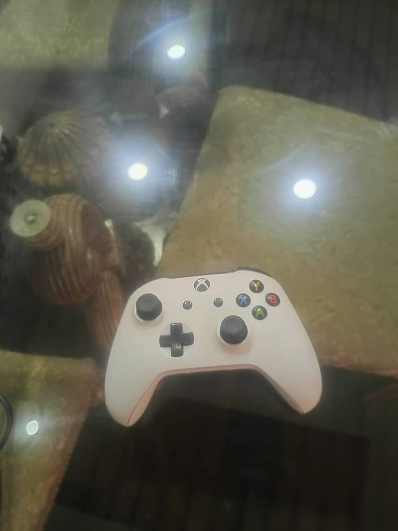 Xbox One S 1tb With One controller 10/10 condition 6