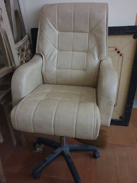 executive chair with 2 office chairs 2