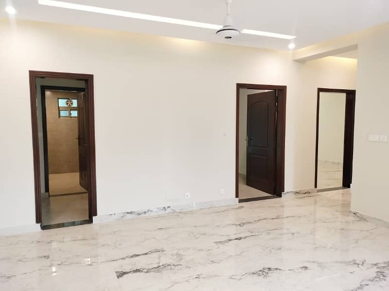 10 MARLA 3 BEDROOM APARTMENT FOR SALE IN ASKARI 11 LAHORE 7