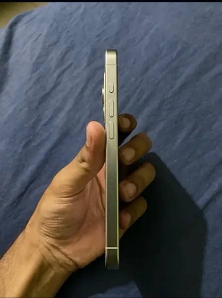 IPhone 15 pro white Titanium 128 GB 4