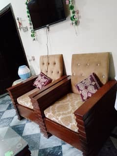 I m selling 5 seater sofa set and table