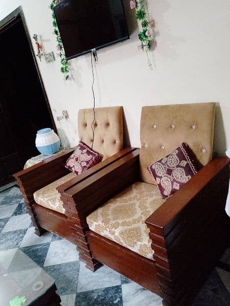 I m selling 5 seater sofa set and table 0