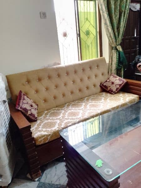 I m selling 5 seater sofa set and table 1