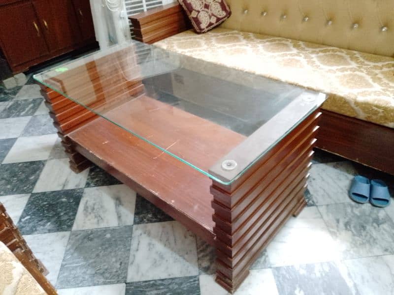 I m selling 5 seater sofa set and table 2