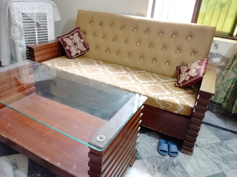 I m selling 5 seater sofa set and table 3