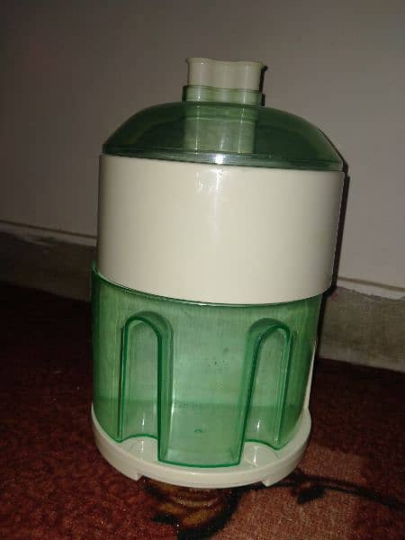 hard fruit juicer for sale in excellent condition 2