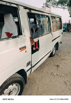 Toyota hiace LHR num