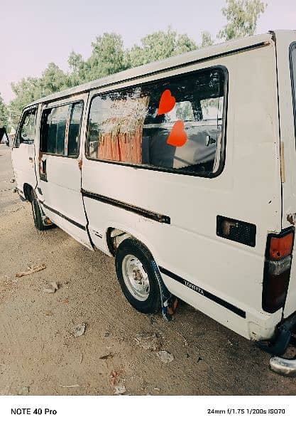 Toyota hiace LHR num 1