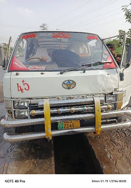 Toyota hiace LHR num 7