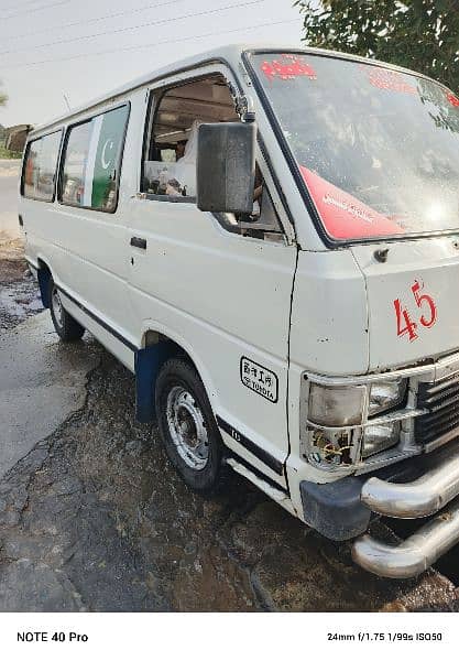 Toyota hiace LHR num 8