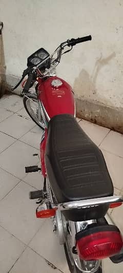 Honda 125 red colour 10/10 condition 23/24