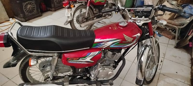 Honda 125 red colour 10/10 condition 23/24 1