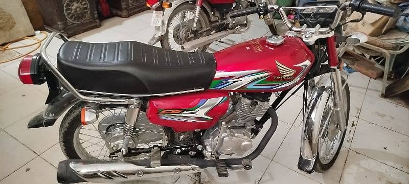 Honda 125 red colour 10/10 condition 23/24 2