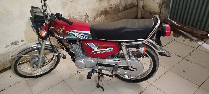 Honda 125 red colour 10/10 condition 23/24 3