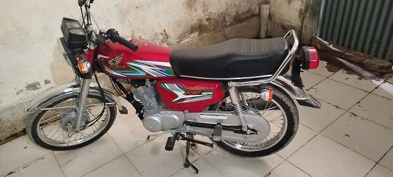 Honda 125 red colour 10/10 condition 23/24 4