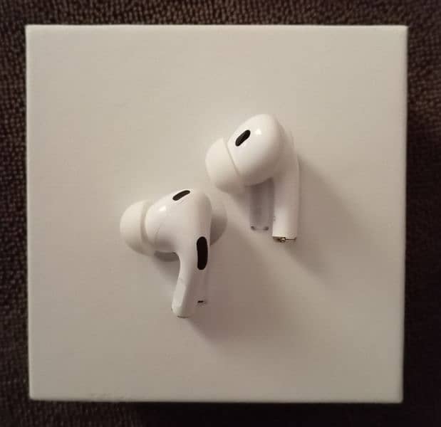 AirPods Pro (2nd Generation with Megasafe Charging Case) 4