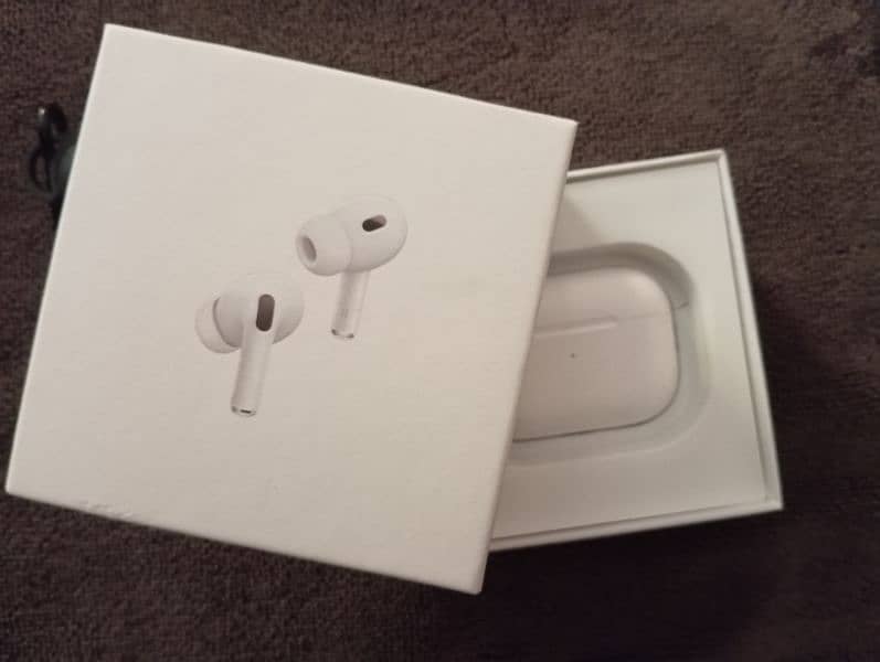 AirPods Pro (2nd Generation with Megasafe Charging Case) 7