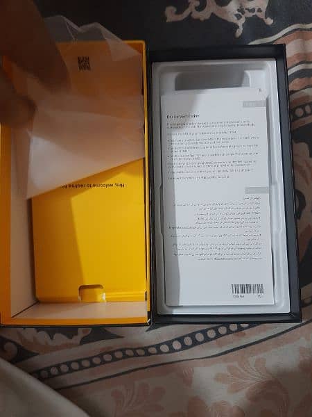 realme 9 mint condtition WITH box and charger 3