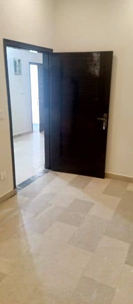 Flat 05 for rent ka liya available hai 8