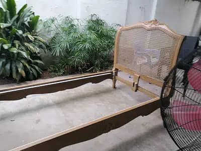 Single beds with cane weaving / single beds 3