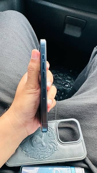 Iphone 15 Pro  256 GB JV Titanium Blue 4