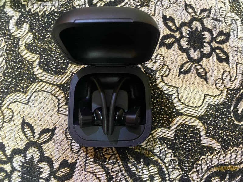 Power Beat Pro Wireless Earbuds 1