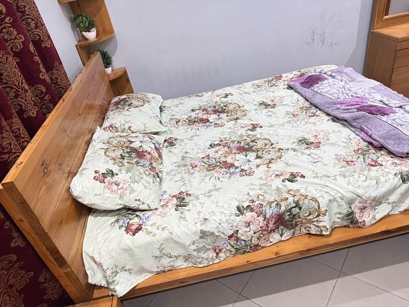 Queen Size Bed with 2 side tables with dressing 0