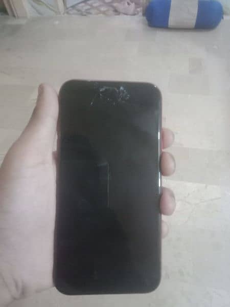 iPhone XR non pta GB 64 penal chrack hai baki all OK only set hai 1