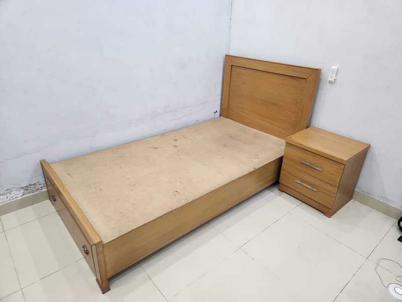 Single bed with 1 side table 1