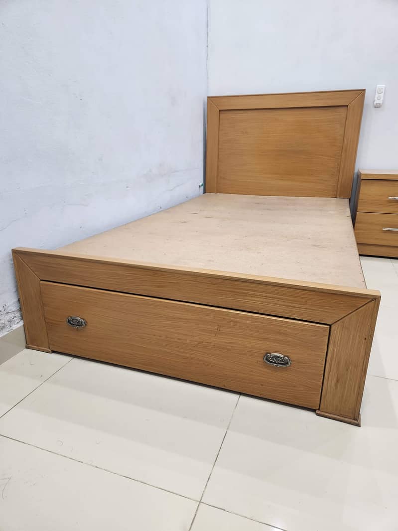 Single bed with 1 side table 4