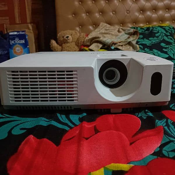 Hitachi Multimedia Projector 0