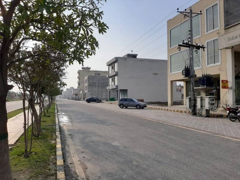 10MARAL PLOT MAIN 150FEET ROAD BACK PLOT ROAD 50FEET ROAD IDEAL LOCATION NEAR MOSQUE MARKET SCHOOL PARK ALL DUES CLEAR PLOT FOR SALE 2