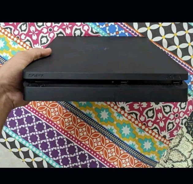 PS4 slim 1