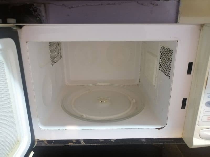 Microwave in Good condition 1